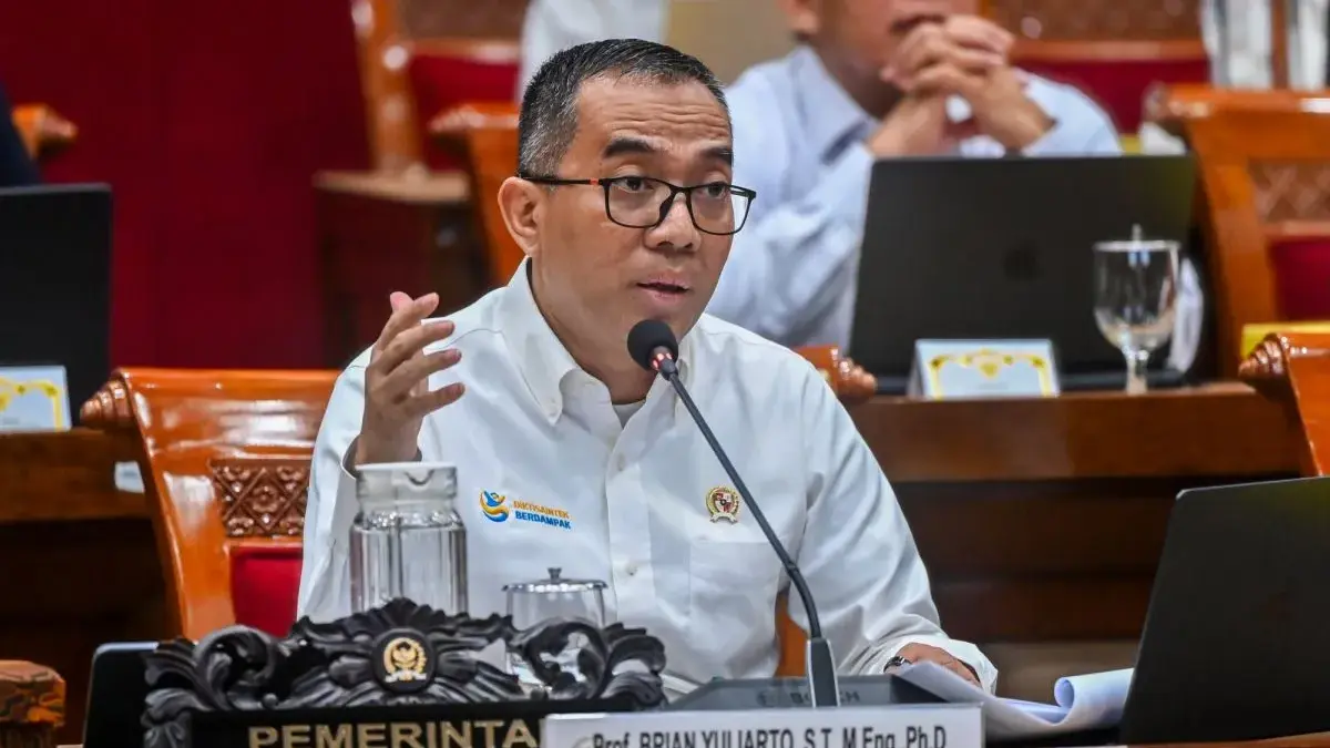 Menteri Pendidikan Tinggi, Sains, dan Teknologi (Mendiktisaintek) Brian Yuliarto menyampaikan paparan saat mengikuti rapat kerja dengan Komisi X DPR di Kompleks Parlemen, Senayan, Jakarta, Selasa (2/6/2026). (ANTARA FOTO/Rivan Awal Lingga/YU)