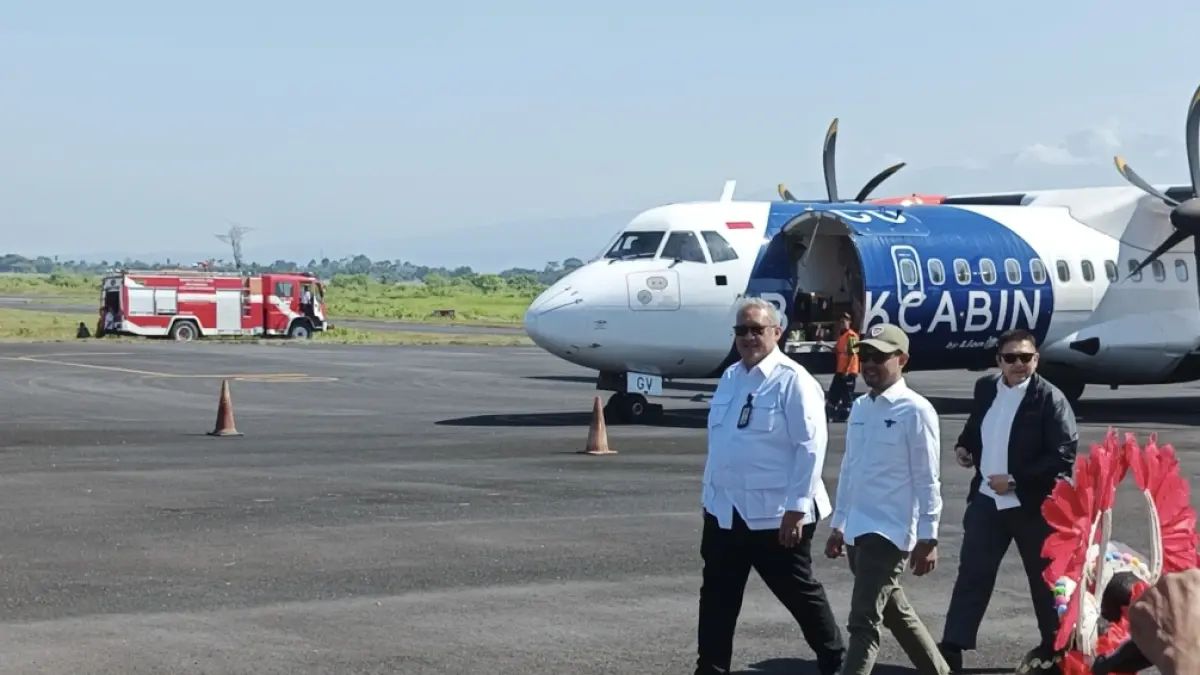 Presiden Direktur Lion Group, Daniel Putut Adi Kuncoro, bersama Anggota DPR Fraksi PKB Rivqy Abdul Halim, saat landing di Bandara Notohadinegoro, Jember, (1/6/2026). (Foto: Maulana/Radar Jember)