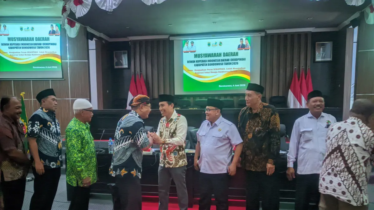 Sejumlah pengurus koperasi saat ucapkan selamat kepada ketua Dekopinda Bondowoso, Abdul Majid (FAQIH/RJ)