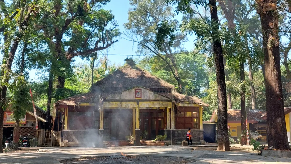 TAK TERAWAT: Sebuah bangunan di Rest Area, Desa Jubung, Kecamatan Sukorambi dibiarkan rusak. (JUMAI/ RADAR JEMBER)