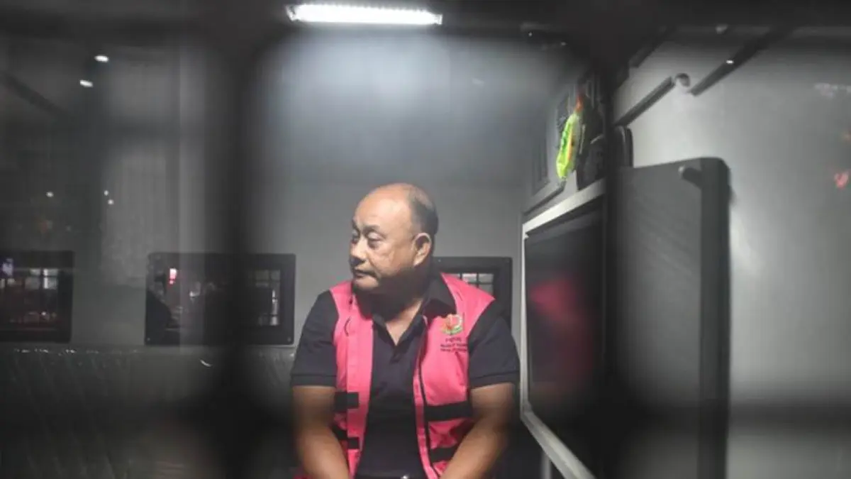 Tersangka dugaan tindak pidana korupsi tata kelola program Makan Bergizi Gratis (MBG) pada Badan Gizi Nasional (BGN) Dadan Hindayana berada di dalam mobil tahanan di Kejaksaan Agung, Jakarta, Rabu (3/6/2026). (ANTARA FOTO/M Risyal Hidayat)