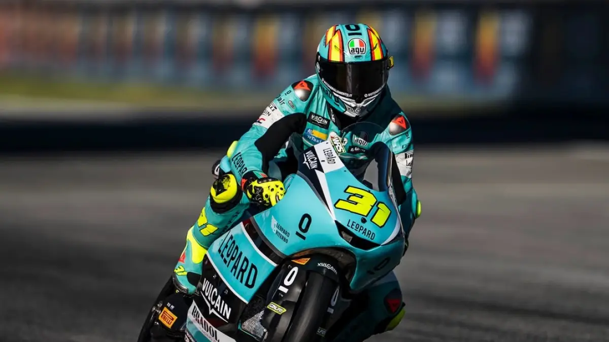Adrian Fernandez dari tim Leopar Racing didiskualifikasi dari enam seri balapan Moto3 akibat pelanggaran regulasi mesin. Hal ini otomatis mendongkrak posisi Veda Ega Pratama di klasemen dunia sementara. (Instagram/31adrianfernandez)