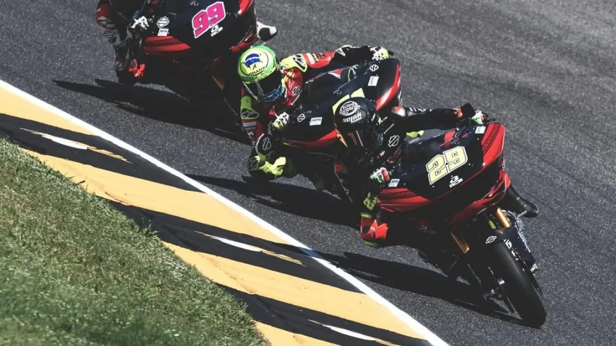 Andrea Iannone (depan), mantan pembalap MotoGP, berlaga di ajang Harley Davidson-Bagger World Cup, di Mugello. (IG/andreaiannone)