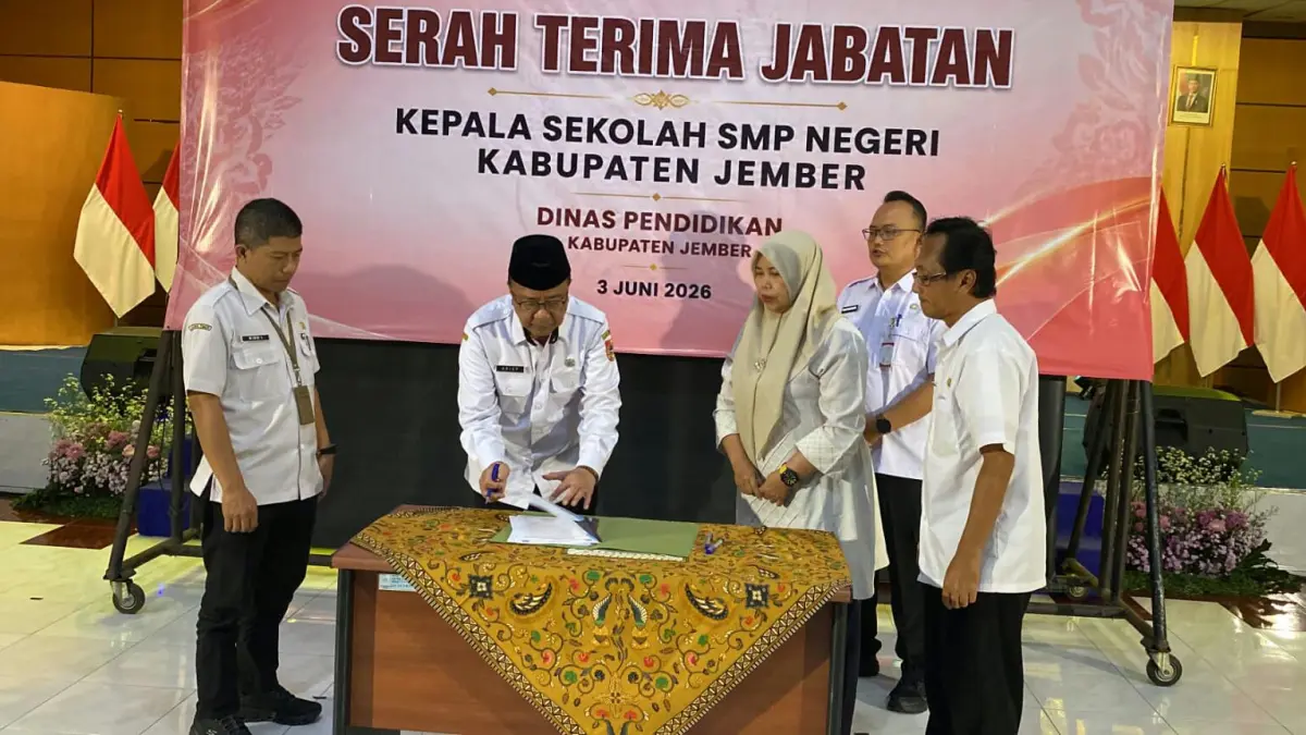 BERGANTI: Proses serah terima jabatan kepala SMP negeri di Aula Dispendik Jember, Rabu (3/6). (DISPENDIK JEMBER)