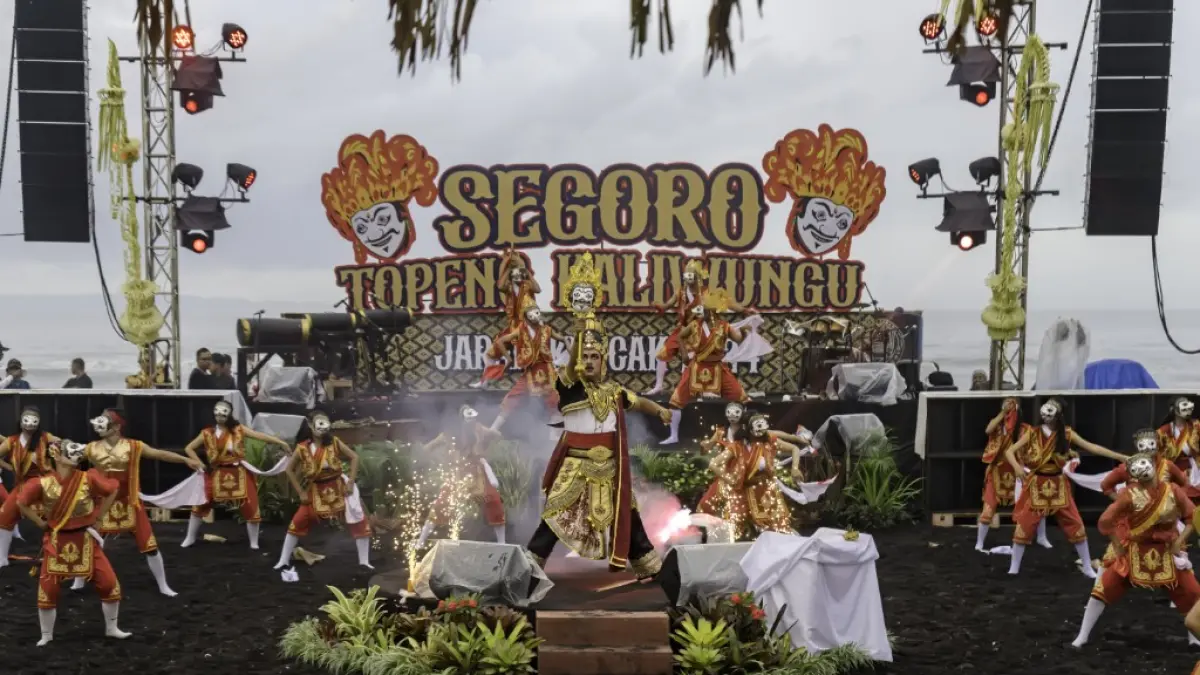 DITAMPILKAN: Sejumlah penari Segoro Topeng Kaliwungu saat menujukkan kebolehannya, tahun lalu.(DISPAR LUMAJANG)&nbsp;
