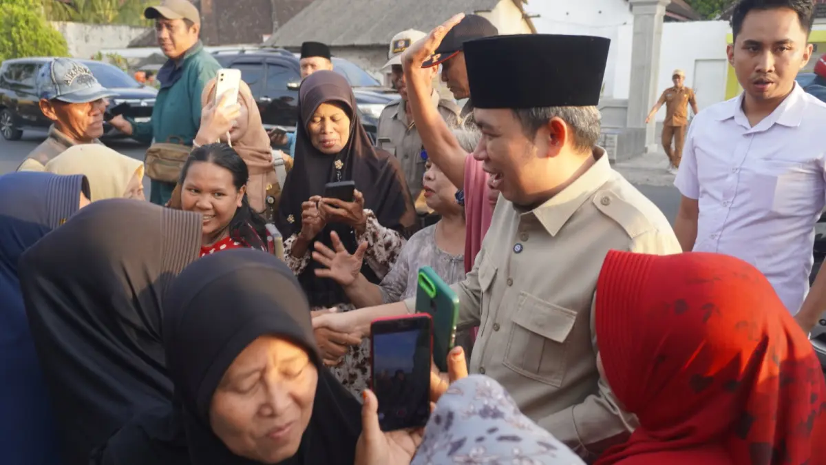 TURUN LAPANGAN: Gus Fawait saat kesempatan menemui masyarakat, di Kecamatan Kencong, belum lama ini. (MAULANA/RADAR JEMBER)