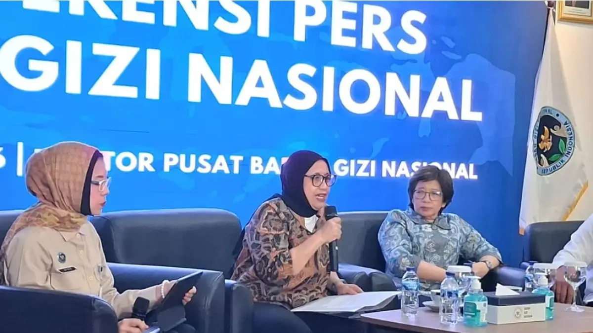 Kepala BGN Nanik Sudaryati Deyang (tengah) dalam konferensi pers di Kantor BGN, Jakarta Pusat, Kamis (4/6/2026). (ANTARA/Lintang Budiyanti Prameswari)