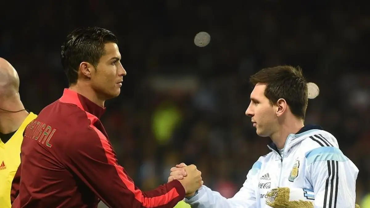 Lionel Messi dan Cristiano Ronaldo berjabat tangan menjelang pertandingan persahabatan Argentina kontra Portugal di Old Trafford pada 18 November 2014.(AFP/PAUL ELLIS)