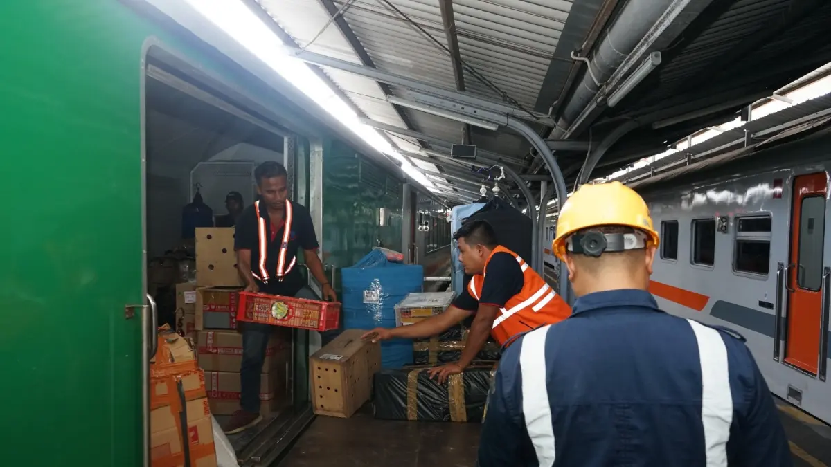 Proses loading unloading angkutan barang KA Wijayakusuma di Stasiun Jember, Jumat (05/06). (HUMAS DAOP 9)