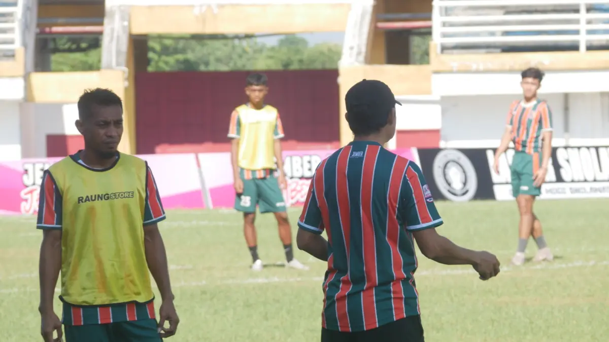 SIAPKAN ROTASI: Suasana latihan Persid Jember di Stadion JSG, kemarin (5/6).&nbsp;Ahmad Dedi (kiri) terlihat berlatih bersama pemain lain. (SIDKIN ALI/RADAR JEMBER)