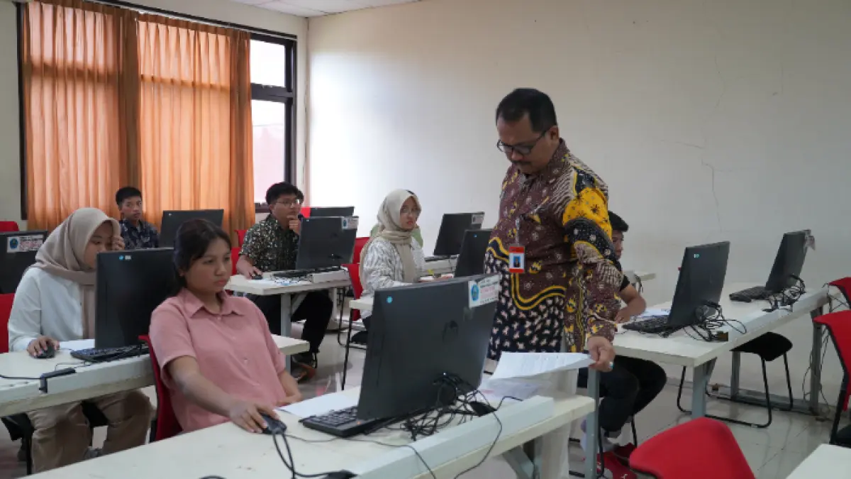 Direktur Polije, Saiful Anwar melaksanakan verifikasi, validasi, dan inspeksi mendalam ke setiap ruang ujian di kampus (Humas Polije)
