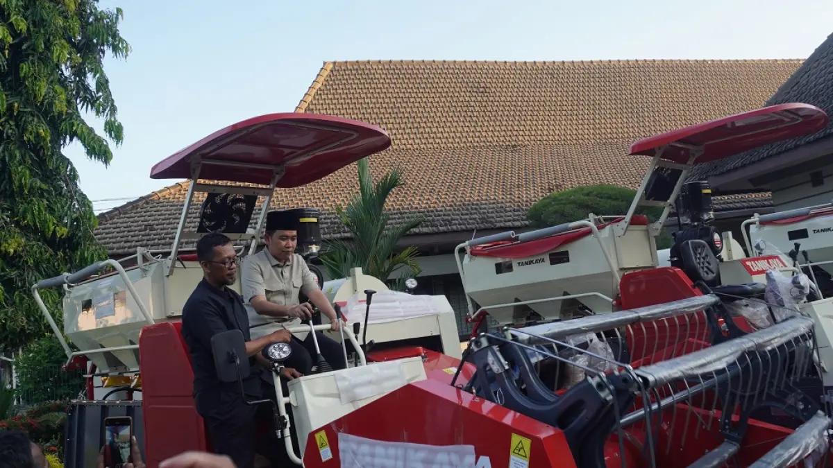 ANDALAN PETANI: Gus Fawait saat menjajal salah satu alsintan yang akan diserahkan kepada poktan-poktan se-Jember, di Kantor DTPHP Jember (6/6). (MAULANA/RADAR JEMBER)