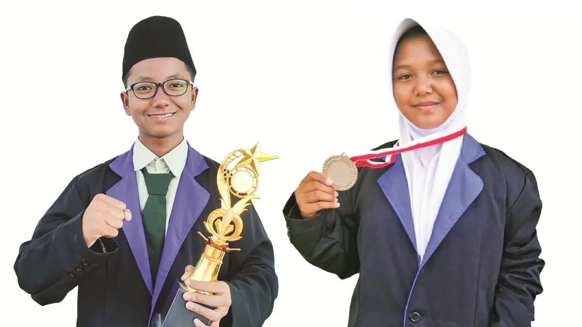 MEMBANGGAKAN: Dua santri SMP Nuris Jember siap unjuk kemampuan di olimpiade matematika internasional Singapura. (SMP NURIS JEMBER)
