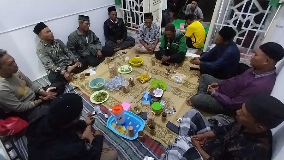 SALING MENDOAKAN: Anggota SAR Rimba Laut yang doa bersama yang dikemas dengan arisan secara bergilir di rumah anggota, setiap malam Jumat manis. (JUMAI/RADAR JEMBER)