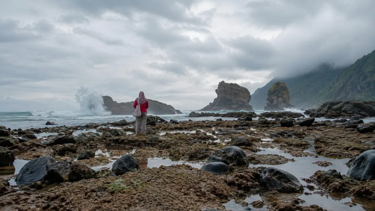 SEGAR: Pengunjung menikmati keindahan bebatuan di pantai Papuma Jember. (M. ADHI SURYA/RADAR JEMBER)