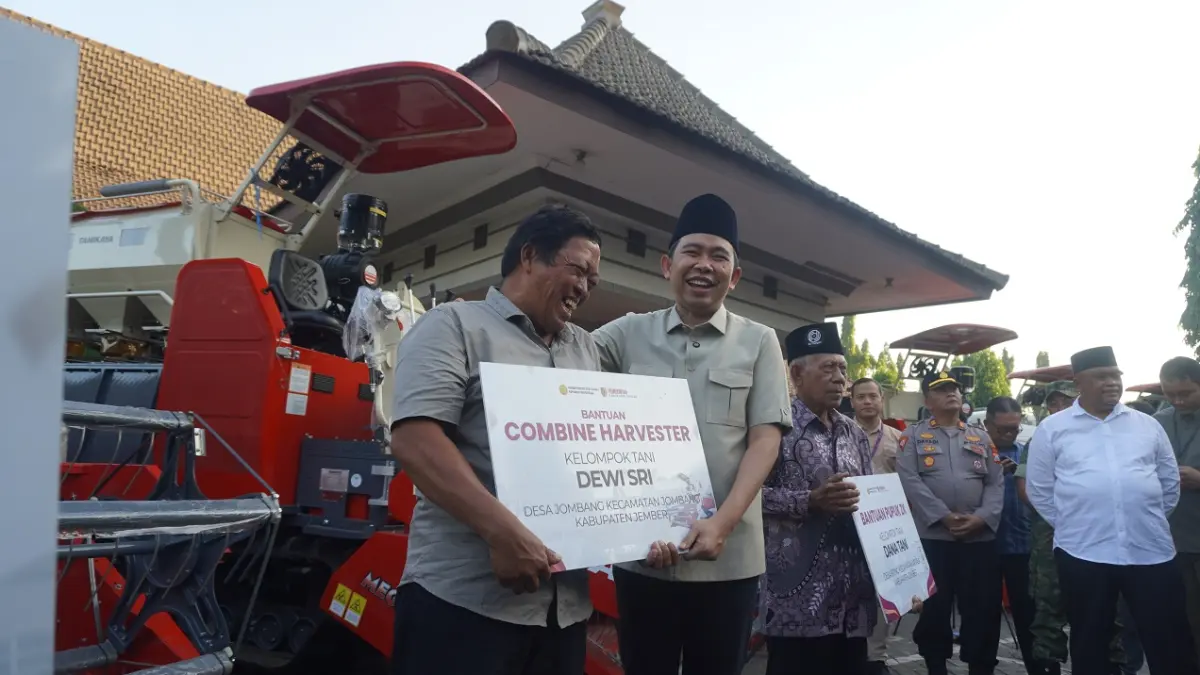 SIAP GENJOT PRODUKTIVITAS: Bupati Gus Fawait saat menyerahkan bantuan alsintan kepada sejumlah pengurus Poktan, saat kesempatan Pro Guse Update, di Kantor DTPHP Jember, Sabtu petang (6/6). (MAULANA/RADAR JEMBER)