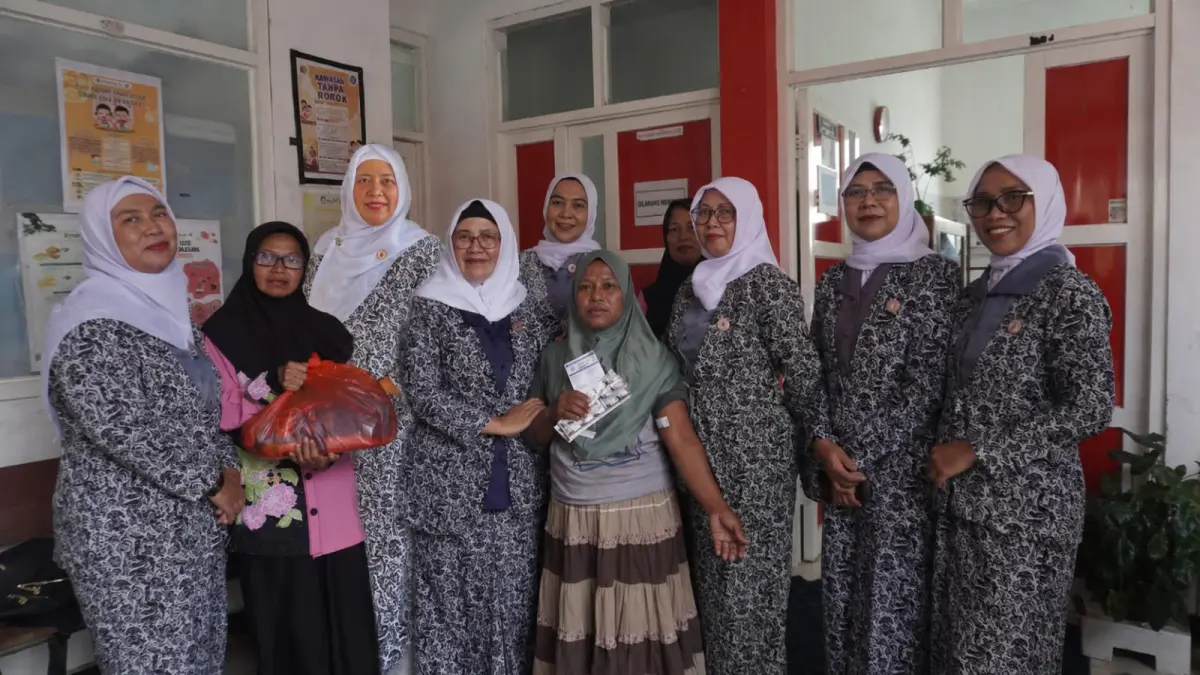 PEDULI KESEHATAN: Ketua IBI Jember, Bd. Siti Romlah, SST, S.Psi, MM., M.Keb (empat dari kiri) berfoto bersama pengurus harian IBI Jember serta seorang ibu yang mendapatkan layanan kesehatan gratis di Desa Sucopangepok, Kecamatan Jelbuk, Sabtu (6/6). (SIDKIN ALI/RADAR JEMBER) 