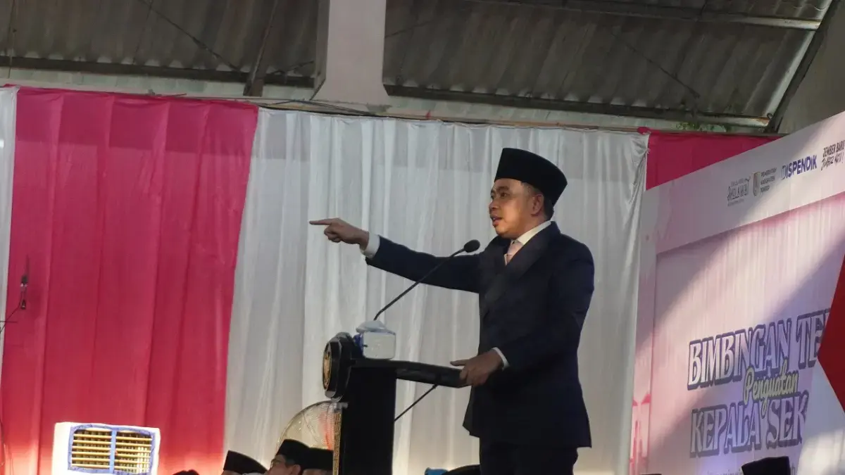 Gus Fawait saat berbicara di depan seluruh camat, pejabat eselon, pimpinan OPD dan badan, hingga kepala sekolah, belum lama ini (23/5). Saat itu ia menyerukan seluruh jajarannya agar tegak lurus dengan Pemkab Jember. (Maulana/Radar Jember)