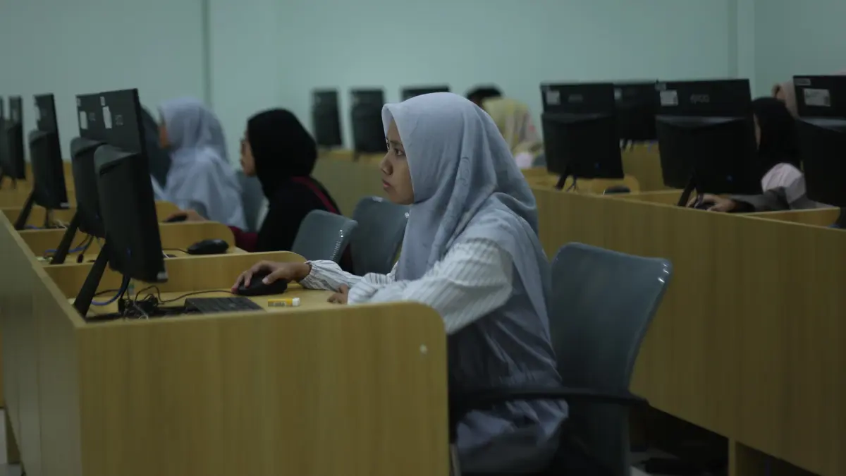 Hari pertama pelaksanaan UM-PTKIN di UIN KHAS Jember. (M. ADHI SURYA/RADAR JEMBER)