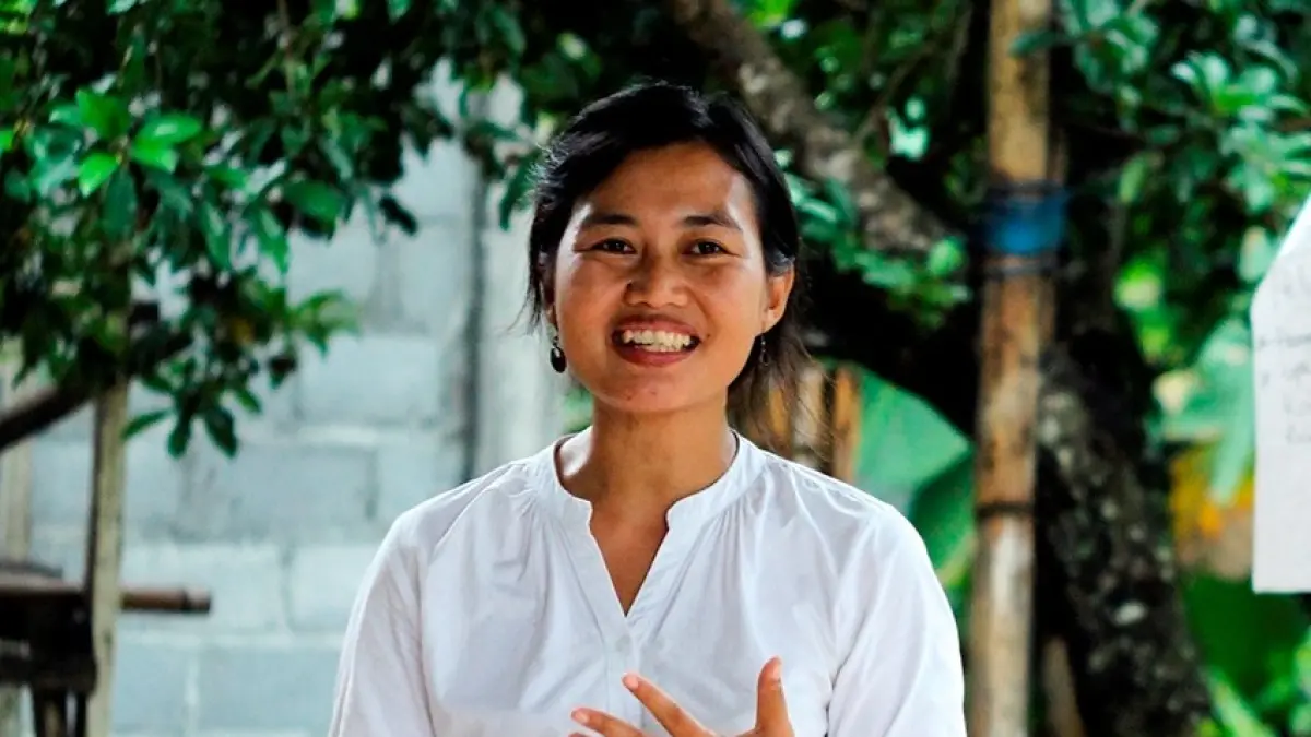 INSPIRATIF: Asih Murnasih pendiri Omah Sinau Gesang yang menjadi ruang belajar anak-anak dan menyedot perhatian wisatawan mancanegara. (ADE APYANIS/RADAR JEMBER)
