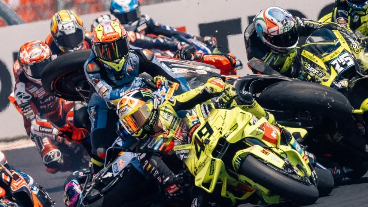 Kecelakaan yang menyeret Marco Bezzecchi, Jorge Martin, Raul Fernandez, serta dua penunggang Ducati, Fabio Di Giannantonio dan Fermin Aldeguer, ke area gravel Balaton Park di MotoGP Hungaria, Minggu (7/6/2026). (IG/fabiodiggia49)