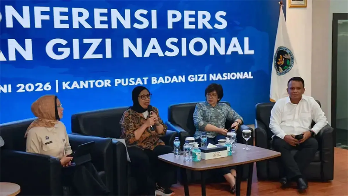 Kepala BGN Nanik S Deyang bersama Agustina Arumsari dan Mayjen TNI Trenggono, dalam konferensi pers di Kantor BGN, Kamis (4/6). (Dimas Choirul/Jawapos.com).