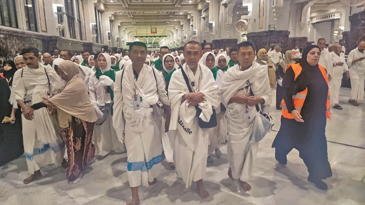 MENGESANKAN: Jamaah khusuk melaksanakan ibadah puncak haji. (Regar Jeane Dealen Nangka)
