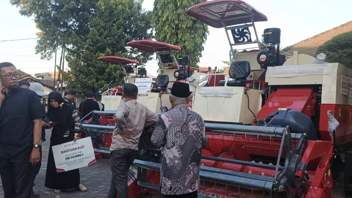 Penyerahan bantuan alsintan di Kantor Dinas Tanaman Pangan Hortikultura dan Perkebunan (DTPHP) Jember, Sabtu petang, 6 Juni 2026. (Maulana/Radar Jember)