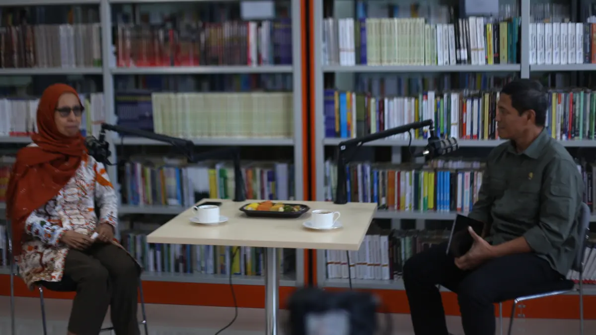 Podcast bahas isu lansia Warek I UIN KHAS Jember, Prof Khusna Amal, bersama aktivis perempuan dan pendiri Komunitas Belajar Tanoker Ledokombo, Dra Farha Ciciek. (M. ADHI SURYA/RADAR JEMBER)