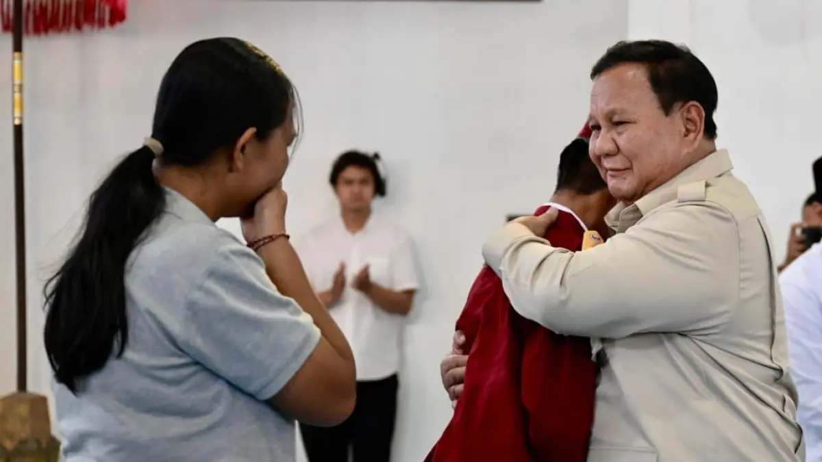 Presiden Prabowo dalam kunjungannya di Sekolah Rakyat, Tabanan, Bali tengah memeluk siswa bernama bagus korban bullying. (Website/ Kesekretariatan Negara)