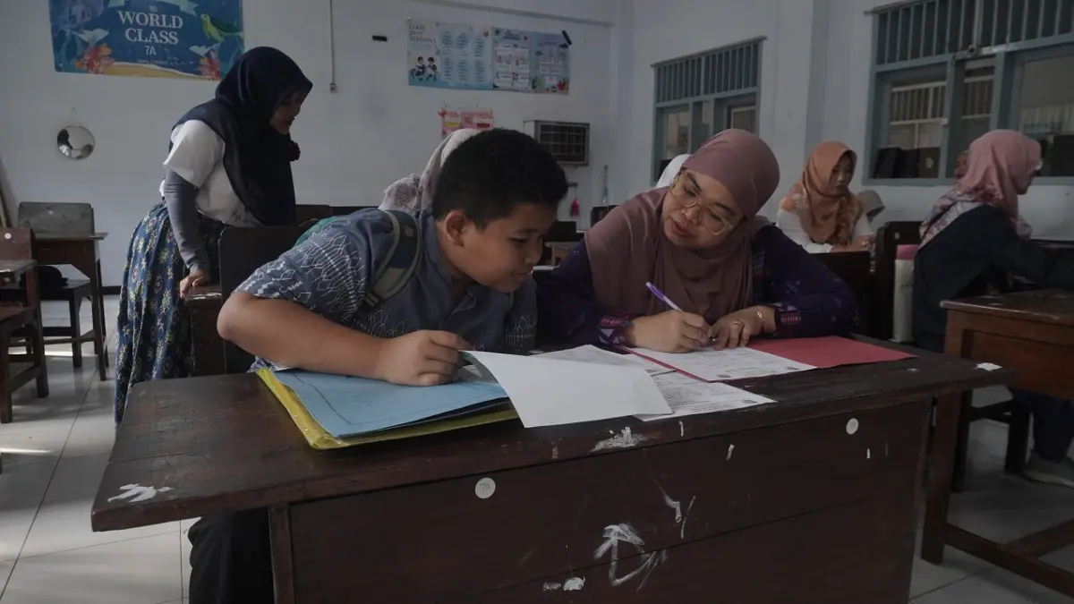 RAMAI: Proses pendaftaran SPMB di SMPN 3 Jember, kemarin (8/6). Terlalu banyaknya pendaftar, ortu rela antre sejak pagi. (SIDKIN ALI/RADAR JEMBER)