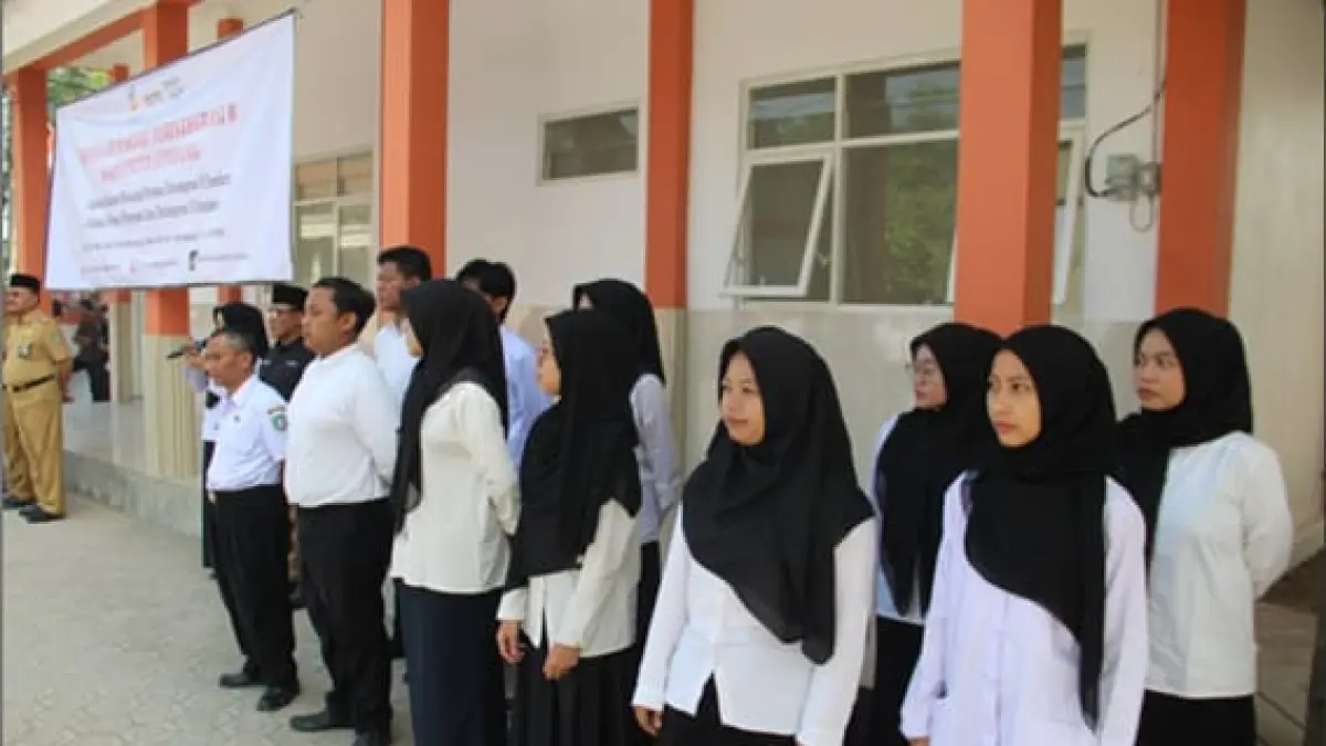 SIAP MENGABDI: Jajaran guru dan SDM pendukung sekolah rakyat saat memulai tahun pelajaran baru, (14/7) lalu. (Radar Jombang)
