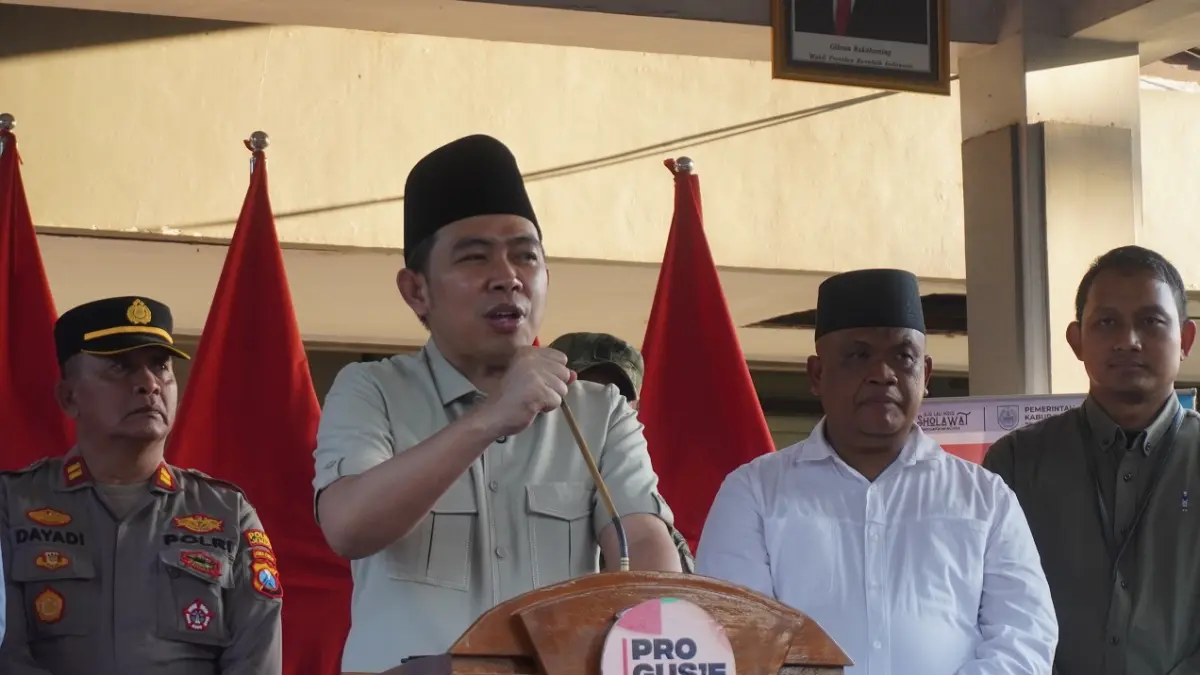 "Tolong kami dibantu, setiap Jumat saya minta sedekahnya untuk mensosialisasikan program-program prioritas pemerintah. Ini bukan soal Pilkada, Pilkada masih jauh." MUHAMMAD FAWAIT, Bupati Jember. (MAULANA/RADAR JEMBER)