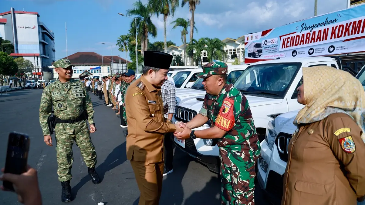 DUKUNG PROGRAM PRIORITAS: Bupati Gus Fawait saat penyerahan hibah 23 truk dan 25 pikap untuk operasional Koperasi Desa/Kelurahan Merah Putih (KD/KMP), di depan Kantor Pemkab Jember, Senin (8/6). (DOK. BUPATI FAWAIT)