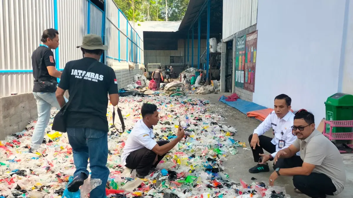 IDE ENERGI BARU: Pabrik pengolahan sampah mandiri yang menyulap plastik menjadi bahan bakar mesin diesel, di Dusun Krajan, Desa Kencong. (DOK. GUSTI ASHARI)