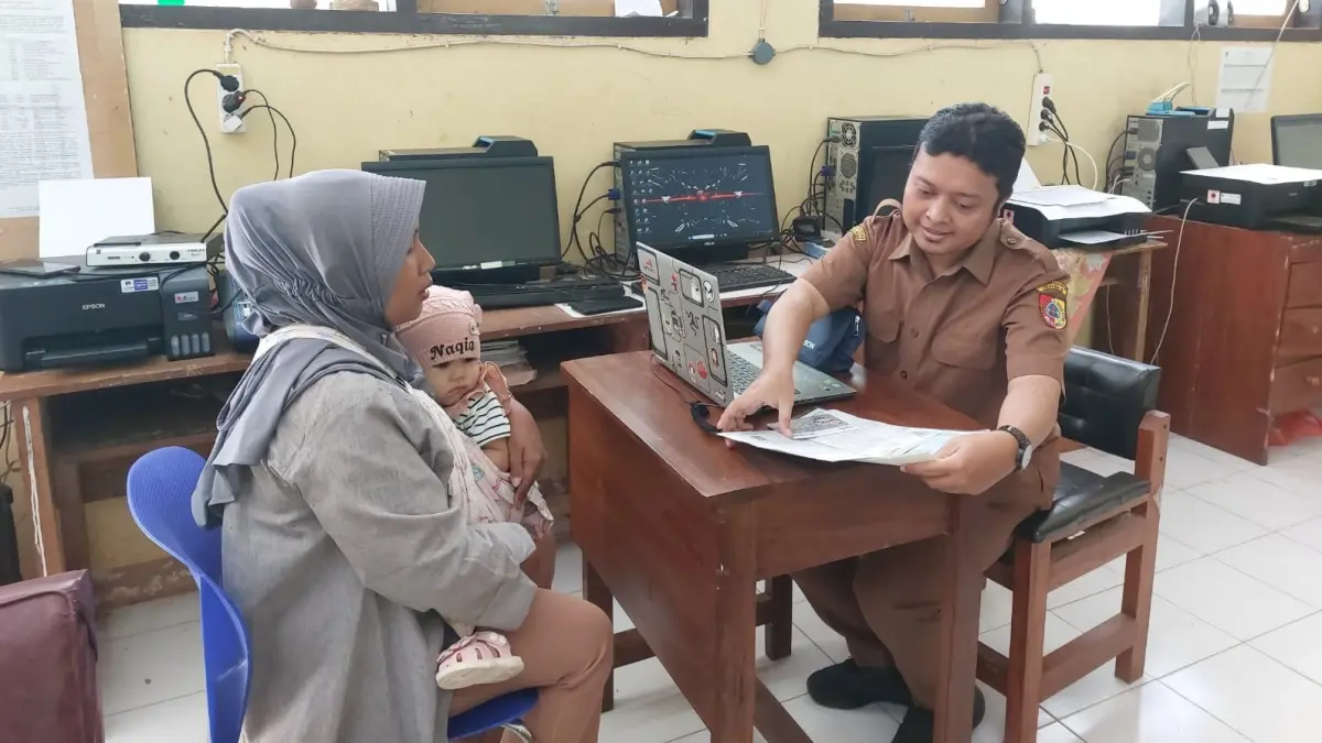 LENGGANG: Suasana yang tidak banyak pendaftar di SPMB SMPN 5 Silo, kemarin (9/6). (SMPN 5 SILO)