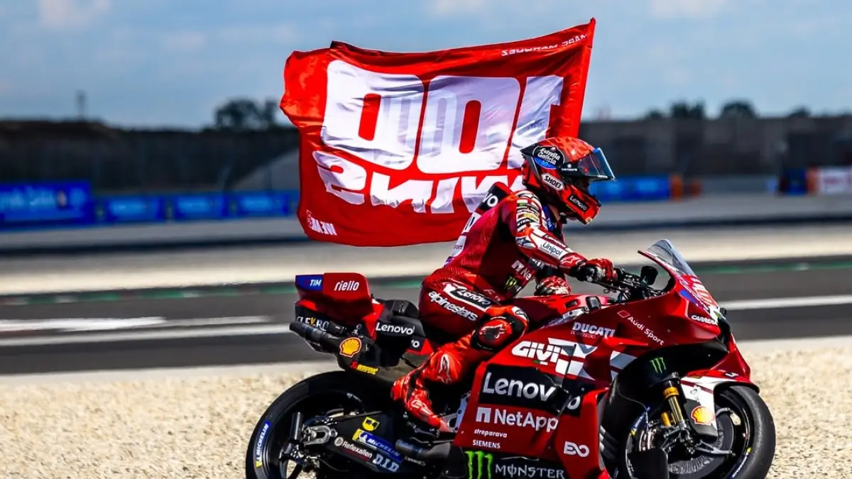 Marc Marquez melakukan selebrasi kemenangan ke-100 di Balaton Park, MotoGP Hungaria. (ducaticorse)