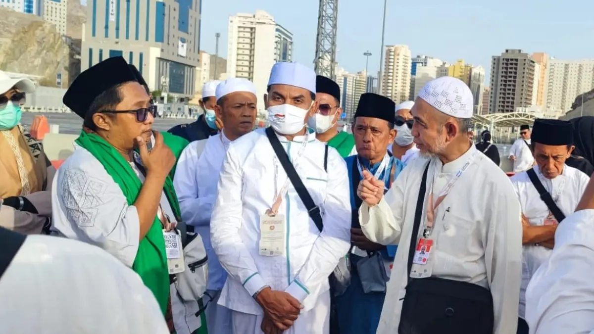 MENGESANKAN: Pembimbing hahi KBIHU Al Ghazaalie, KH Ahmad Nasihin membimbing jamaah haji kloter 97 asal Jember. (REGAR JEANE DEALEN NANGKA)