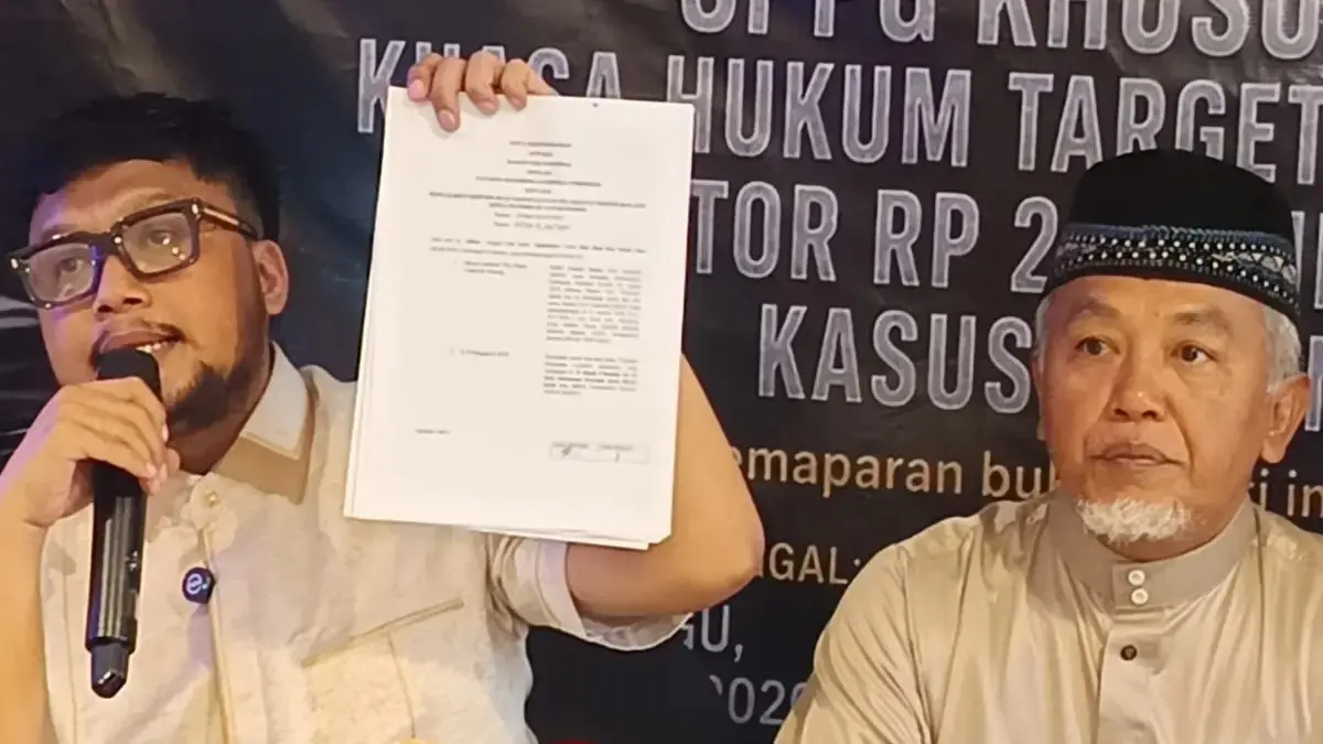Munjayin (peci hitam), pengusaha asal Sukabumi, bersama kuasa hukumnya, Ahmad Yazdi. (sukabumiupdate)