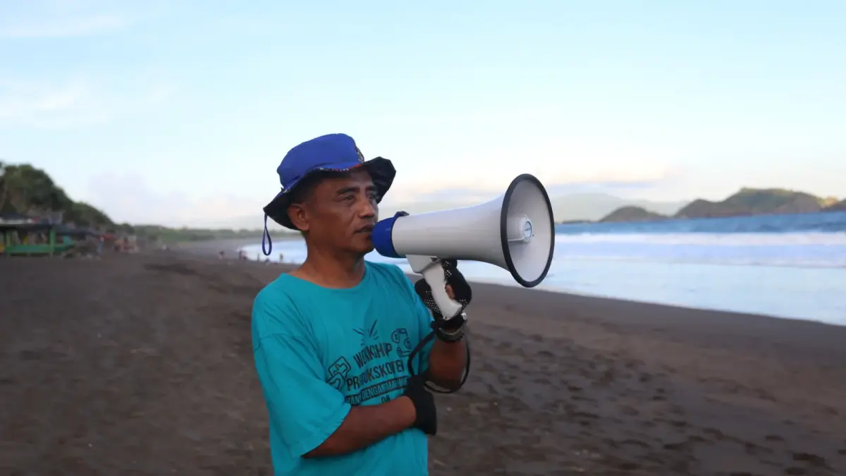 “Pengunjung itu kan macam-macam, datang dari berbagai daerah. Biasanya pengunjung atau wisatawan yang dari jauh luar kota, kadang agak dagblek.” ANSORI FERI, Relawan SAR dan petugas keamanan di Pantai Watu Ulo. (YULIO FA/RADAR JEMBER)
