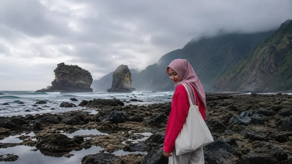 RAMAI: Wisatawan menikmati batu karang dan debu ombak Pantai Papuma, beberapa waktu lalu. Selama long weekend, jumlah pengunjung tembus 16 ribu orang. (JUMAI/RADAR JEMBER)
