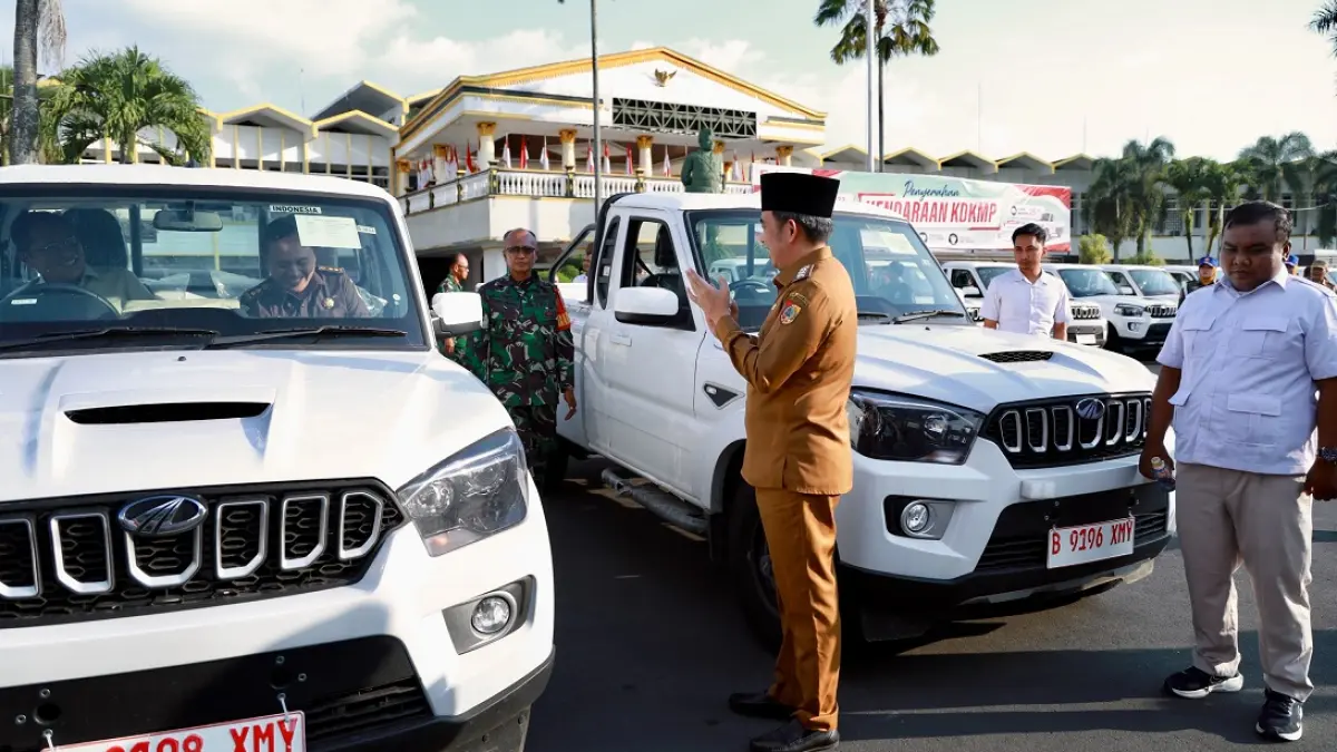 SIAP TANCAP GAS: Bupati Jember Gus Fawait saat simbolis penyerahan armada operasional KDKMP, di Halaman Kantor Pemkab Jember, (8/6). Kendaraan ini nantinya akan disebar di desa-desa yang KDKMP-nya telah berdiri dan siap beroperasi. (DOK. GUS FAWAIT)