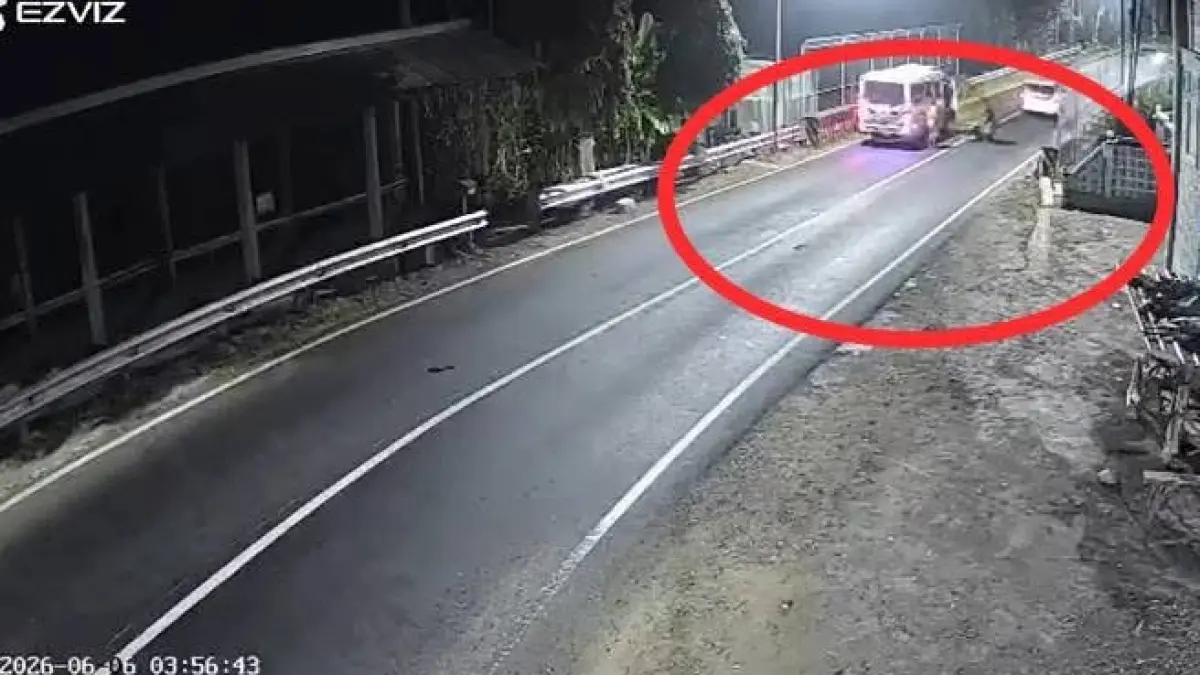 TEREKAM: Rekaman CCTV saat sopir turun dari minibus dan memindahkan korban kecelakaan. 