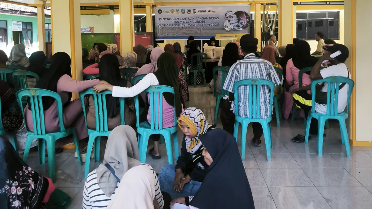 TUNGGU GILIRAN: Sejumlah warga di Bondowoso menunggu namanya dipanggil untuk mendapatkan bantuan pangan dari Bulog. (DOK. RADAR IJEN)