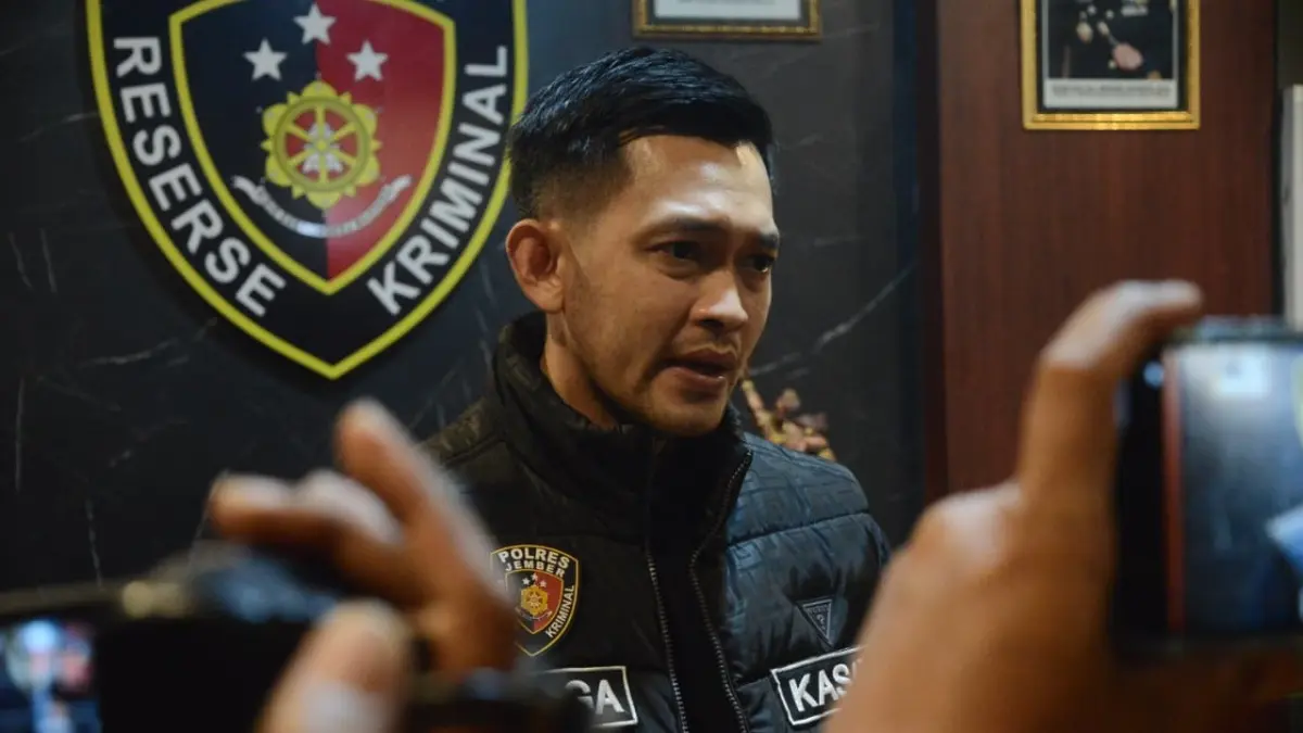 “Korban mengungkit masa lalu pelaku. Yang bersangkutan merasa kembali di-bully (perundungan, Red) atau diingatkan pada masa lalunya yang sering di-bully oleh korban. Sehingga tidak terima dan akhirnya melakukan perbuatan pembunuhan.” AKP ANGGA RIATMA, Kasat Reskrim Polres Jember. (M. ADHI SURYA/RADAR JEMBER )