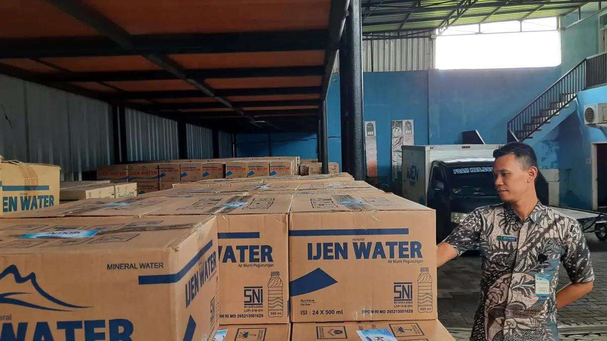 BEKERJA: Salah seorang pekerja Perumda Ijen Tirta saat mengecek produk air minum. Legal standing direksi Perumda Ijen Tirta hingga kini masih menjadi pembahasan serius di DPRD Bondowoso.(FAQIH HUMAINI/RADAR IJEN)