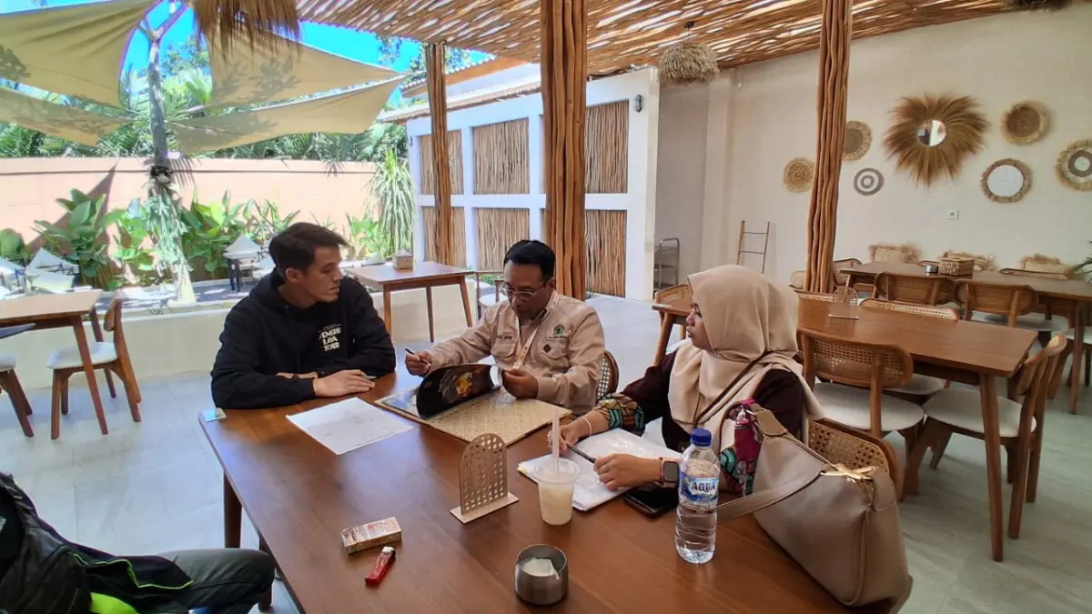 DAMPINGI: Salah satu petugas saat melakukan pendampingan pengurusan sertifikat halal.(KOMINFO LUMAJANG)