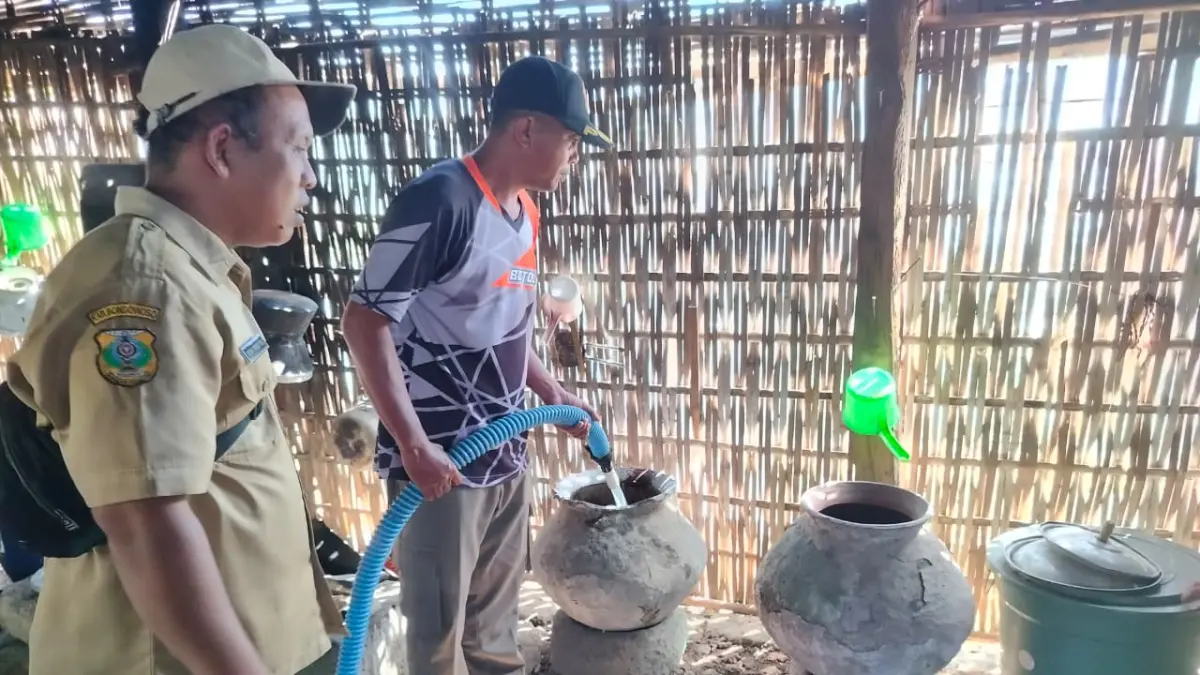 DARURAT: Petugas BPBD Bondowoso menyalurkan air bersih ke wilayah terdampak kekeringan, hal tersebut dianggap sebagai langkah untuk memenuhi kebutuhan mendesak warga.(ILHAM WAHYUDI/RADAR IJEN)