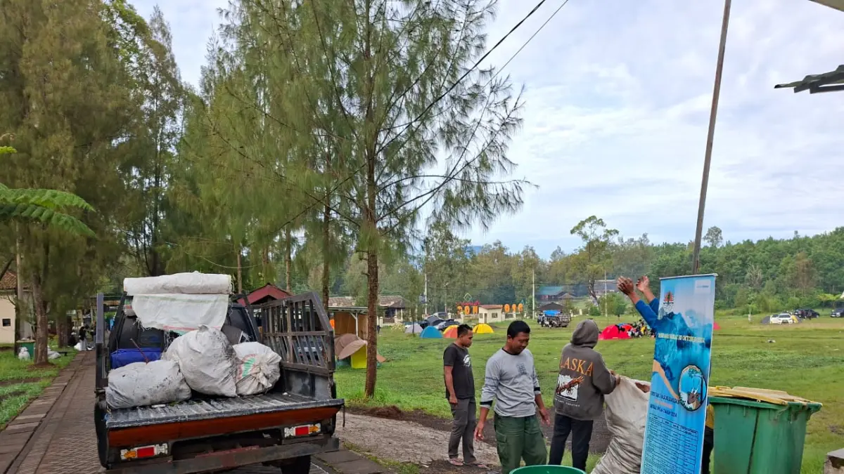 DIBERSIHKAN: Sejumlah relawan mengangkut sampah di kawasan TWA Kawah Ijen yang ditinggalkan oleh para wisatawan.(DOK RADAR IJEN)