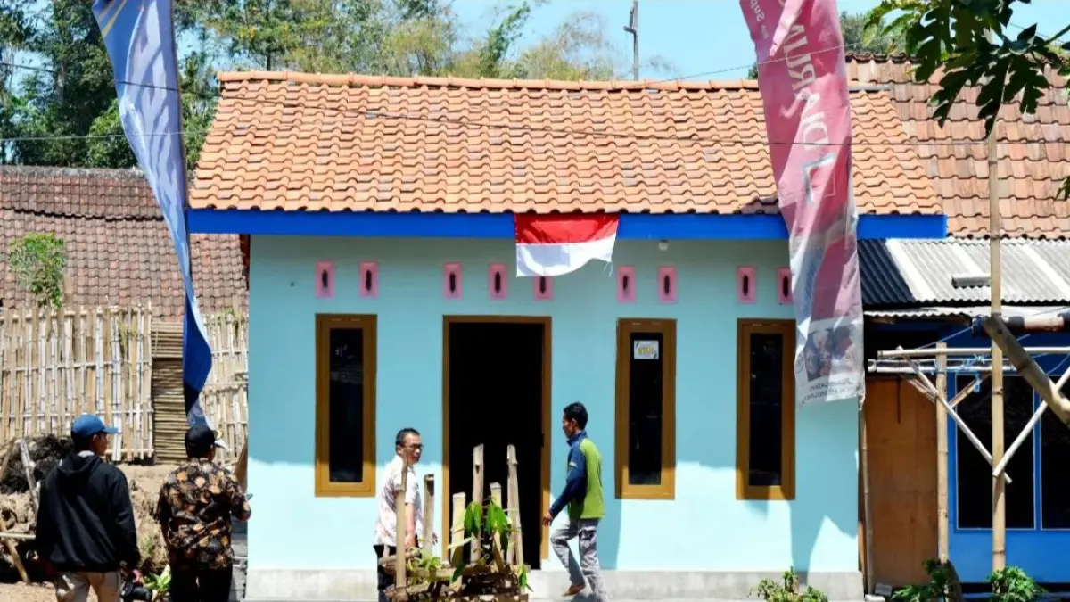 DIKERJAKAN: Para pekerja saat mengerjakan perbaikan rumah warga dalam program RTLH 2026.(FAQIH HUMAINI/RADAR IJEN)